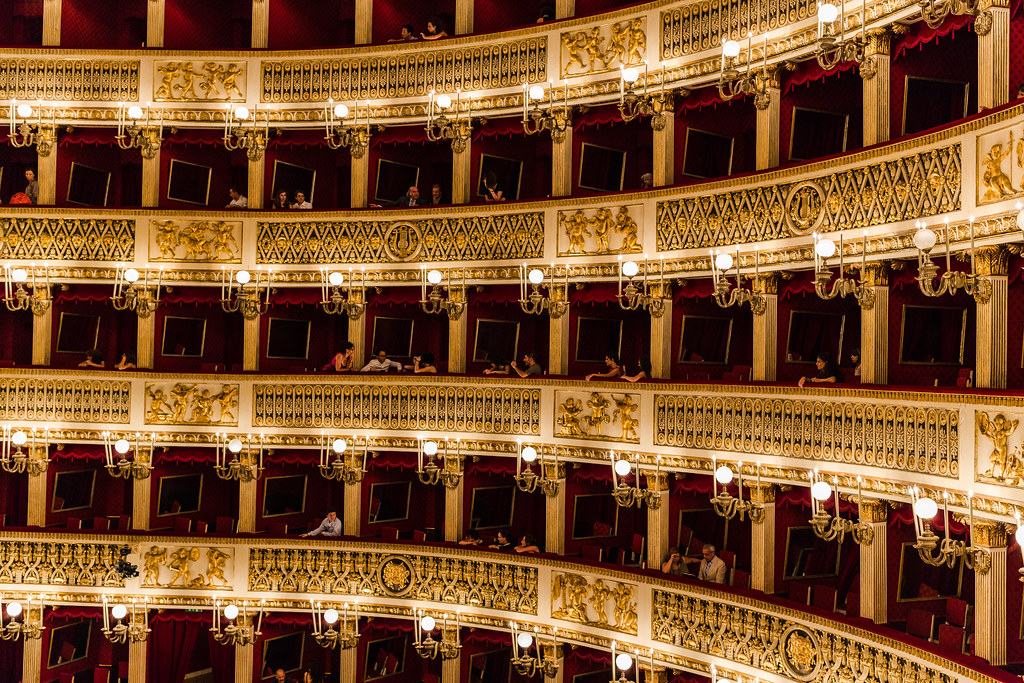 Самые большие оперы. Оперный театр Сан-Карло. Театр Сан Карло Италия. Неаполитанский театр Сан Карло. Ла скала оперный театр.