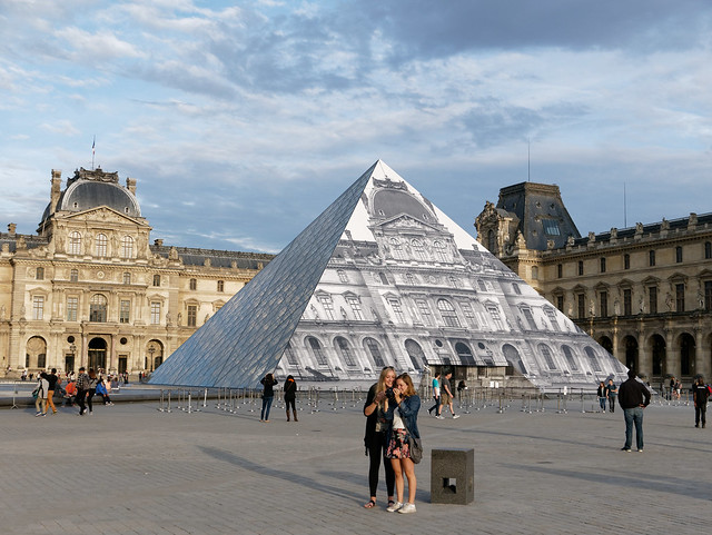 La pyramide du Louvre par JR, 2016