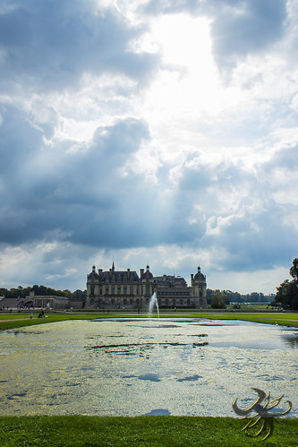 chantilly château condé jardin montmorency bassin ciel contrejour nuages