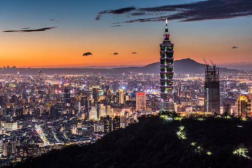 Heart on Taipei 101 六塵空後見真心 by Sharleen Chao, The lights on Taipei 101 has been repositioned on its top and is much smaller than the old version. 