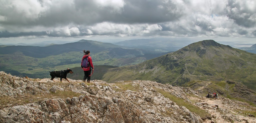 Clare and Roxy on Snowdon | Descending via the South Ridge..… | Flickr