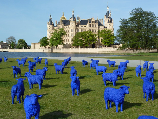 Blaue Schafe im Schlossgarten