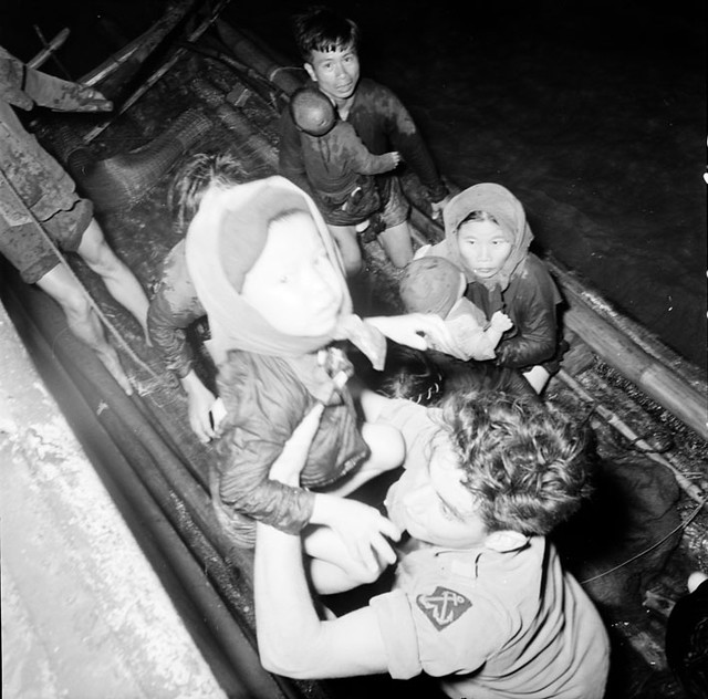 Novembre 1954 - Réfugiés catholiques au large de Phat Diêm