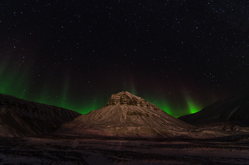 Northern lights above Sarkofagen, Svalbard