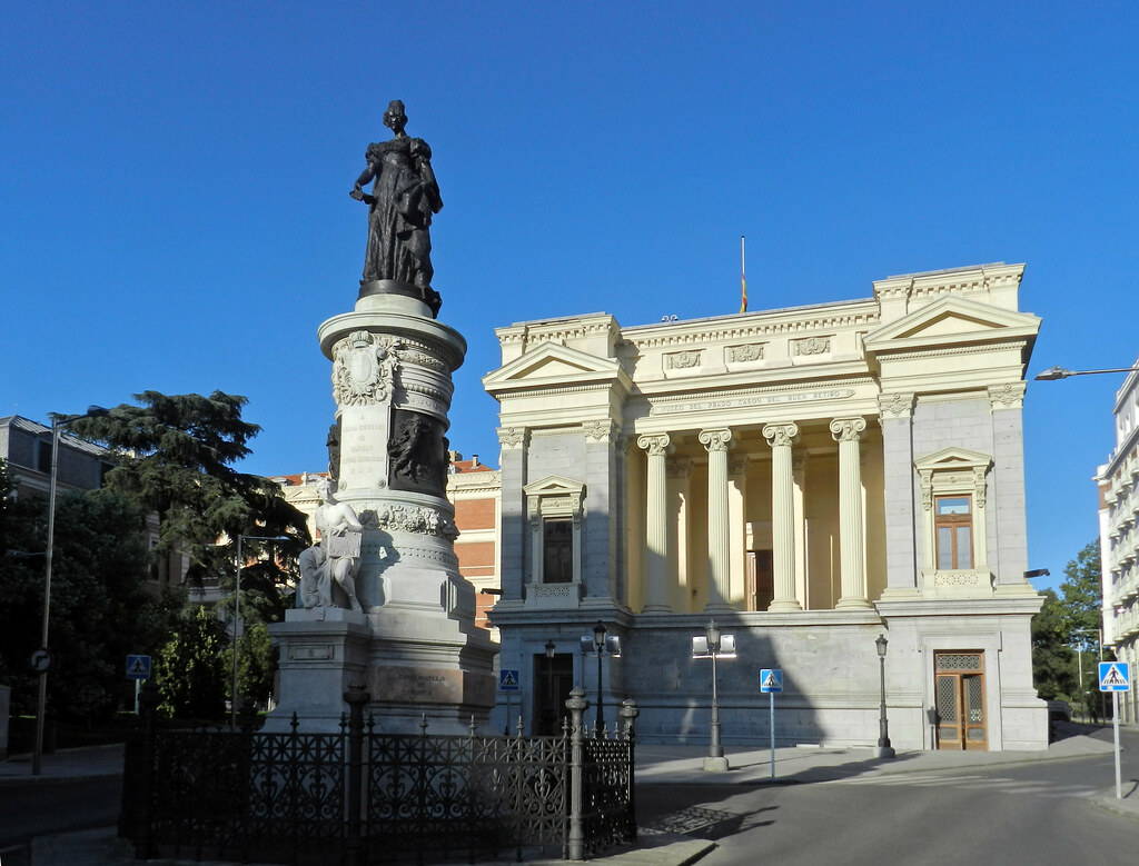 escultura Monumento a María Cristina de Borbón fachada exterior oeste obra del arquitecto Ricardo Velázquez Bosco Casón del Buen Retiro Madrid