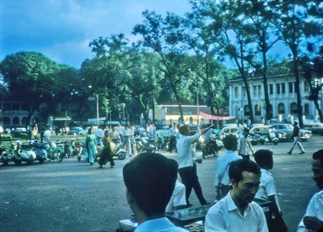 SAIGON 1966 - President J.F.K Square - Trước nhà thờ Đức Bà