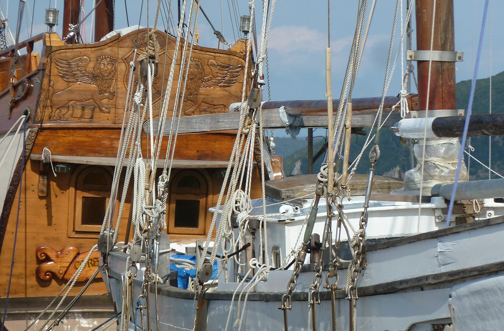 Schiffe im Hafen von Lefkas mit dem venezianischen Markuslöwen