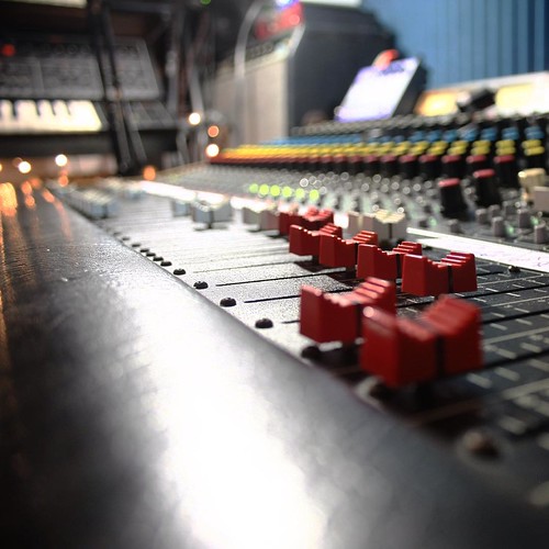 It's a good Monday to turn knobs...!!! ... #vintage #synth #dj #studio #studiolife #studiosession #amazing #recording #instagood #photooftheday #synthesizer #miami #analog #keyboard #edmlife #edmlifestyle #love #sounddesign #me #edm #follow #electro #elec | by kurtsk2