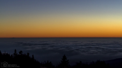 Sunset over the cloud sea by simondurand, Coucher de soleil avec une surprise en arrivant au sommet. Une mer de nuages était présente.sunset s
