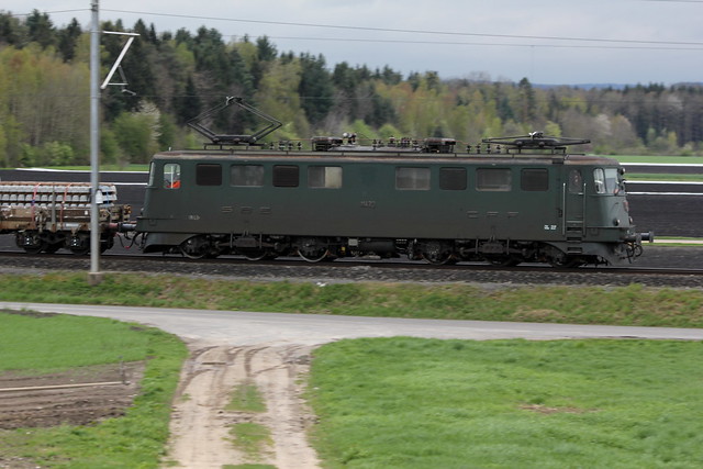 Güterzug 61590 Müntschemier => Neuenburg / Neuchâtel mit SBB Lokomotive Ae 6/6 11473 St. Maurice unterwegs im grossen Moos bei Müntschemier im Kanton Bern in der Schweiz