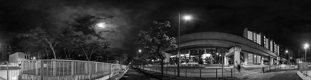夜半霧濃 月下回家 Going home under the foggy moonlight / 馬鞍山西沙路 Sai Sha Road, Ma On Shan / 香港全景夜之寧 Hong Kong Night Serenity Panorama / SML.20130623.6D.16640-SML.20130623.6D.16654-Pano.i15.360x96.BW