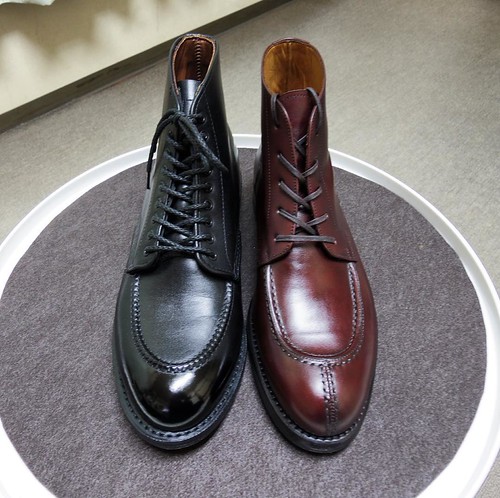 Red Wing & YANKO 9090とアトランタブーツ。ヤンコの方が少し細いですけど、並べたらあんまり変わらないです。 9090は紐交換。もとのロウ引き平紐好きなんですが、粘りすぎて履くのが大変すぎ。 黒に黒紐で重いですけど、馴染むまでこれでいきます。 #redwing #redwing9090 #redwinggirard #girard #shoes #boots #yanko #atlantaboots #shoecare #shoelaces #レッドウィング #紳士靴 #革靴 #ヤンコ # | by kznsth