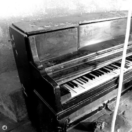 #old #nostalgia #piano #black #white #keys #canon_photos #canon #eos #canon_official #photography | by insta2641