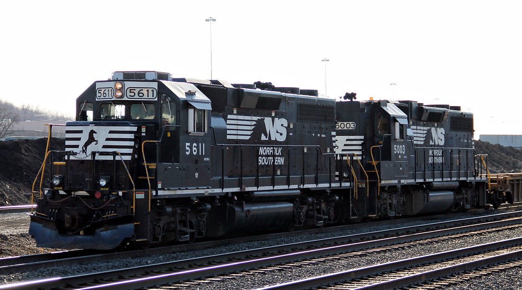 NS 5611 & NS 5003 | NS 5611 GP38-2 ex SOU 2802 & NS 5003 GP3… | Flickr