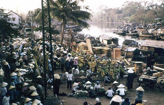 Saigon 1967 - Chợ Thị Nghè, phía bên kia rạch Thị Nghè là Sở Thú
