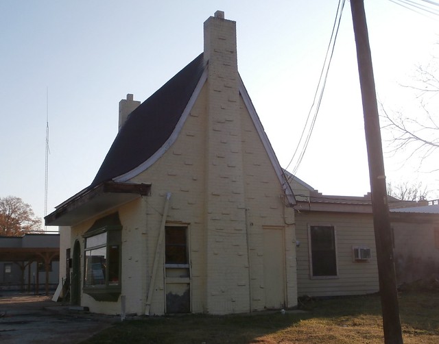 Pure Oil Gas Cottage, Hernando MS (side view)