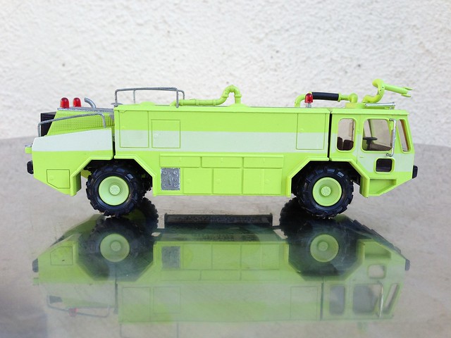 Conrad 5507, Emergency One Titan lll ARFF Crash Tender, Airport Fire Apparatus - Miniature Die Cast Metal Scale Model Emergency Services Vehicle