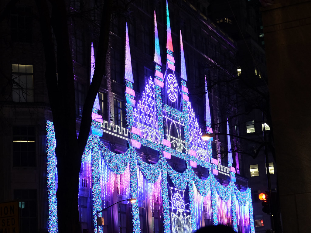 Saks 5th Avenue, NYC | Christmas decorations on NYC 5th aven… | Flickr