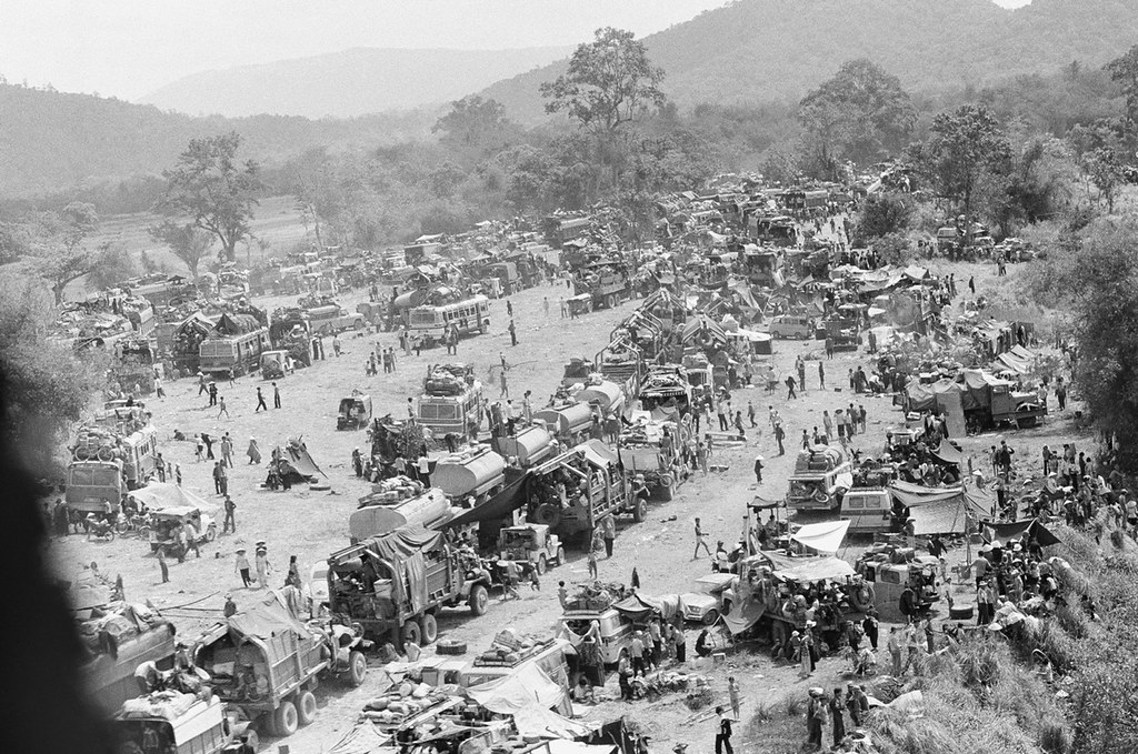 1975 Refugees Fleeing Ban Me Thuot, Vietnam | Hundreds of ve… | Flickr