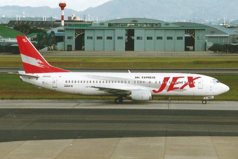 NAGOYA KOMAKI 22-24 OCT 2002 JAL EXPRESS BOEING 737-400 JA8992