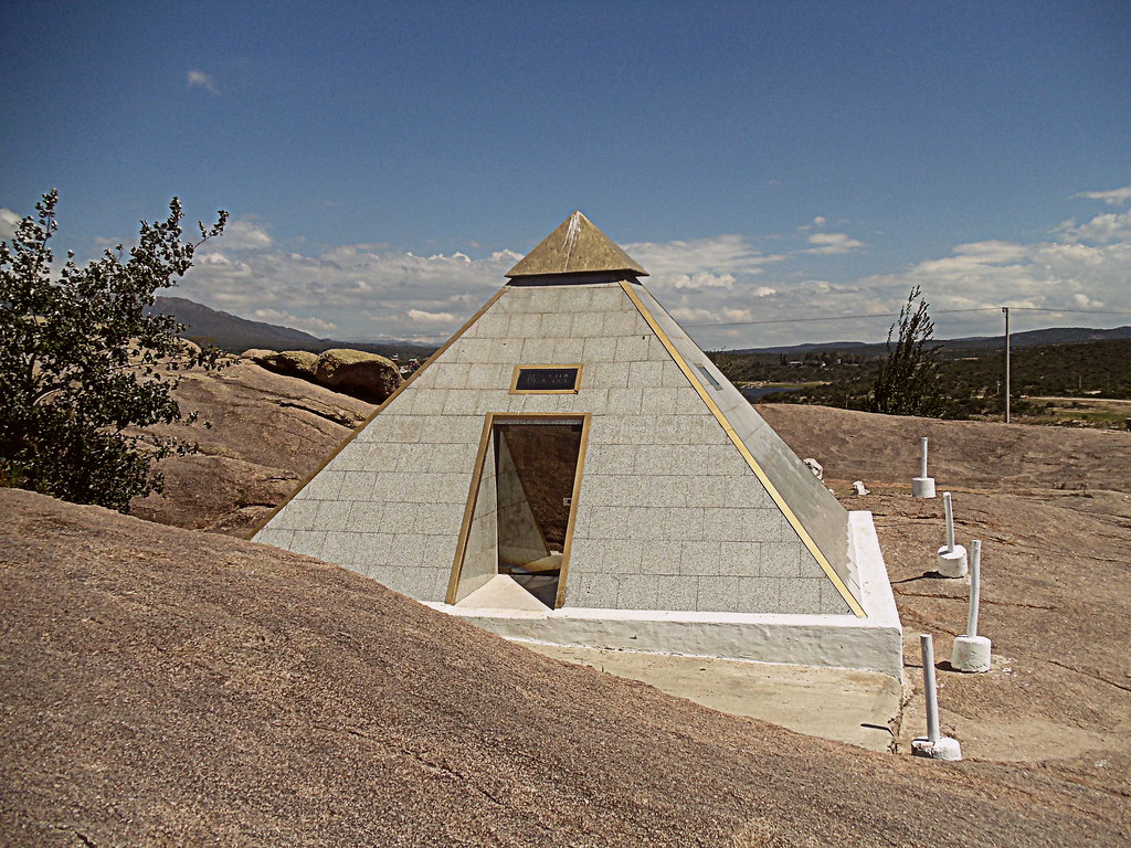 Pirámide energética, Capilla del monte - Córdoba.