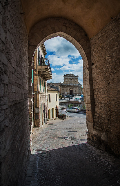 Sassoferrato (AN): Porta in Piazza Gramsci