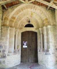 Après le mariage, portail de l'église St Jean, Roquebrune, Entre-Deux-Mers, Gironde, Aquitaine, France.
