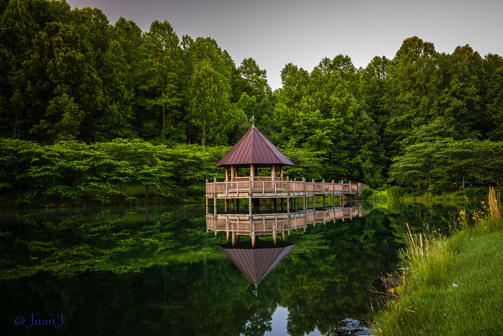 Lake Caroline Gazebo Located At Meadowlark Botanical Garde Flickr