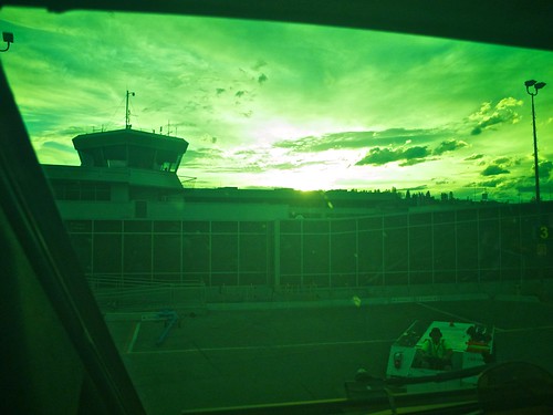 light sunset green clouds evening flying airport kelowna visor b737 takenatwork