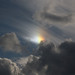 28. září 2012 nabídlo celou škálu halových jevů. Pozoroval v Plzni-Košutce. Levé parhelium na snímku září v cirrech nad níže ležícími oblaky. (Foceno Canonem 1000D a objektivem Canon 17–85 mm.). , foto: Daniel Neumann