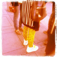 yellow leggings #busstop #muni #waiting #fashion #style #street #stockton #sutter #unionsquare #sanfrancisco #ca #california #usa #ilovesf #instagram #webstagram #webstapick @lynnrfriedman #lynnfriedman
