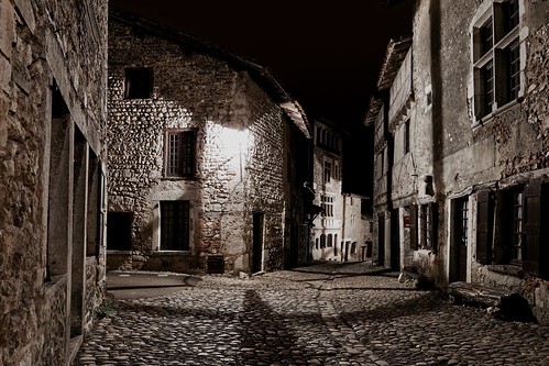 urban night medieval town france europe trip travel patrimoine canon canoneos6d ef1635mmf4lisusm 2016 light street narrowstreet longexposure wideangle ain