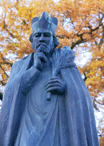 Thinking, 2016 poland polska masuren masury olsztyn allenstein lake town north landscape statue fall leaves man guy hand think thinking