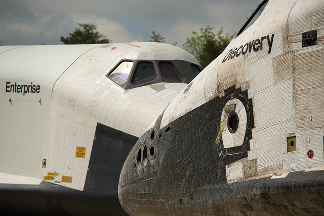 Shuttle Discovery Arrives at Udvar-Hazy (201204190028HQ)