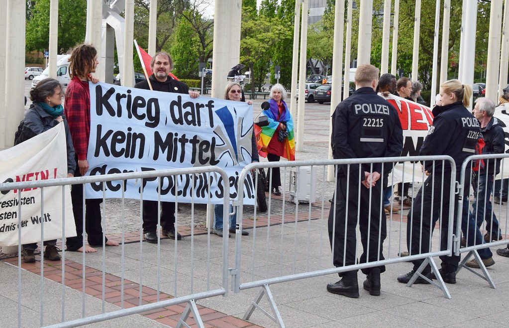 09.05.15: Protest gegen Ball des Heeres: TANZ AM RANDE DES ABGRUNDS  WIR SCHLAGEN KRACH!!!