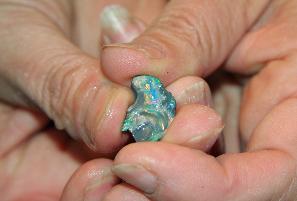 20130905_1312 opal being polished at Lightning Ridge