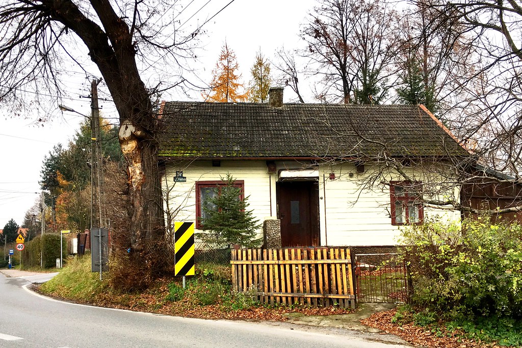 Dom na zakręcie / House at the road bend