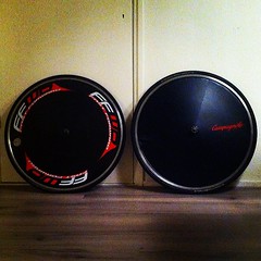 Links: originele @ffwdwheels à 1810gr incl. GP4000s. Rechts: custommade obv Easton Vista à 2290gr incl. GP4000s