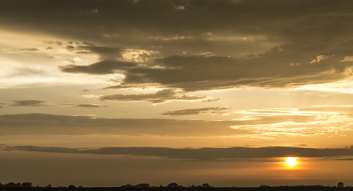 Sonnenuntergang nach Gewitter / Sunset after Thunderstorm by Herrmann_de_Groit, Nach einem schwülen Tag, an dem es andauert gewittert hat, kaum zum Schluss doch noch einmal die Son