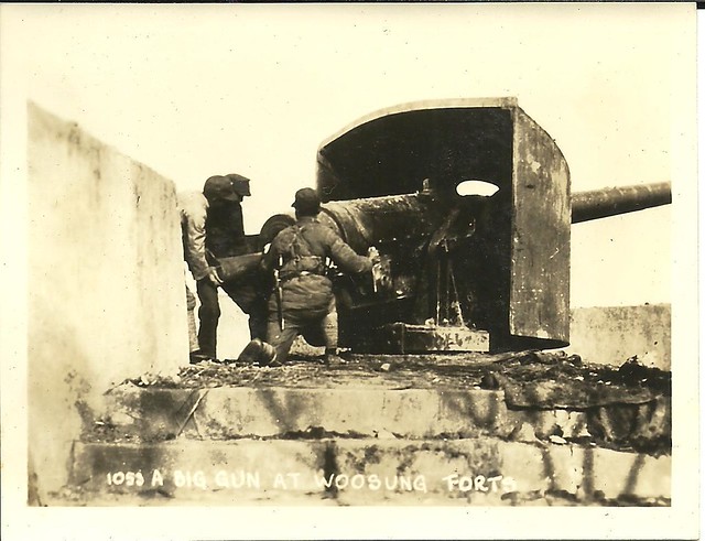 中国军人在上海吴淞口的海防炮装弹 1932 Shanghai