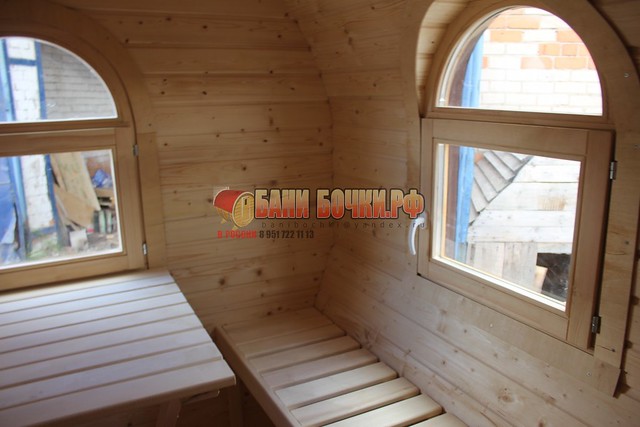 Арочные деревянные окна ОСП в бане-бочке.