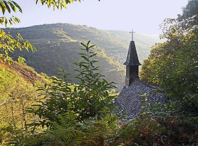 16 2445 - Aveyron, petite chapelle Sainte Foye au dessus de Conques