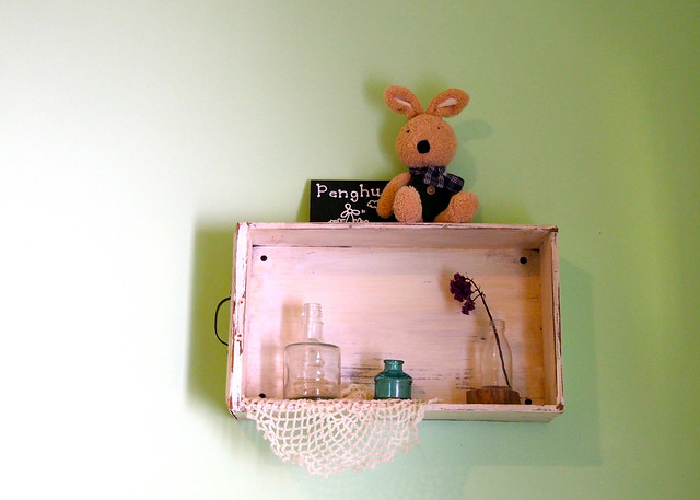 小兔兔玩偶坐在粉紅色木櫃上