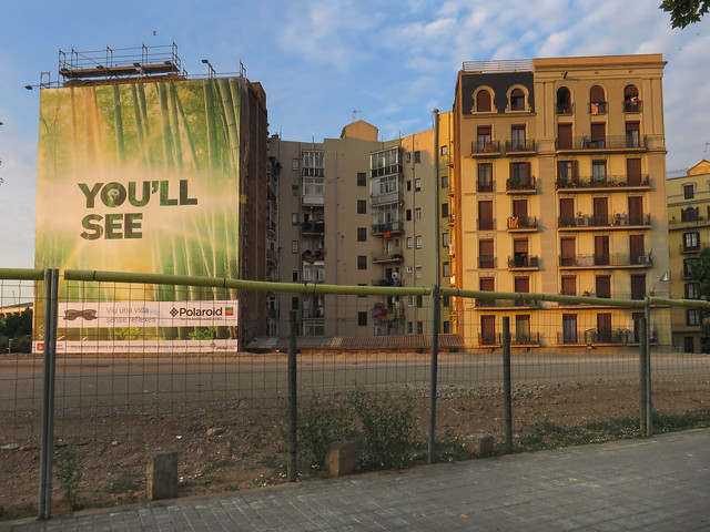 Publicidad Polaroid cubriendo apartamentos por el lado este de Avinguda Diagonal; Barcelona (2015)