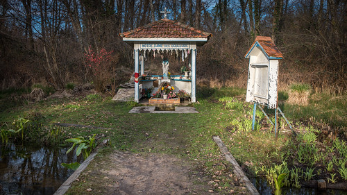Notre-Dame-des-Douleurs - Source by Vincent L°, View of one of many sources in Landes' County (40), France. Our-Lady-of-Sorrows (Garosse) is decorat
