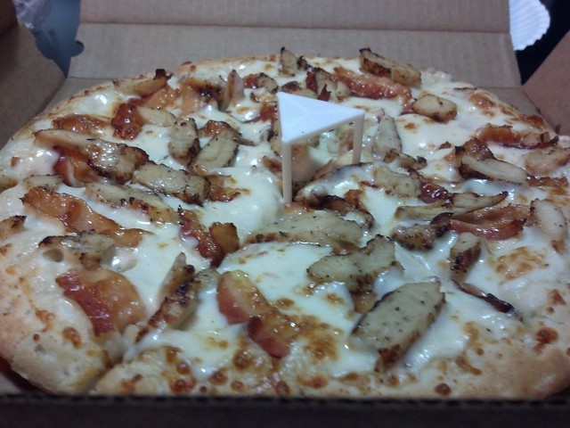 White Alfredo sauce #pizza with chicken and #bacon.