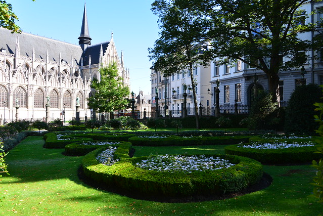Le parc du Grand Sablon ,l'église Notre Dame et les statues représentant chaque corps de métier