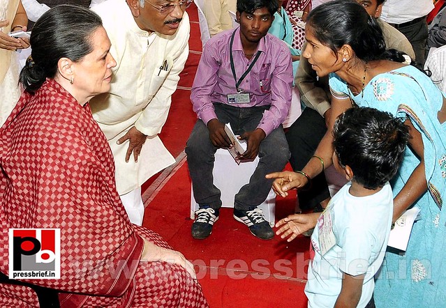 Sonia Gandhi launches Rajiv Gandhi Jeevandayaini Yojna 03