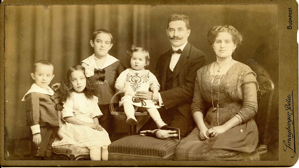 1912. The Janovits family