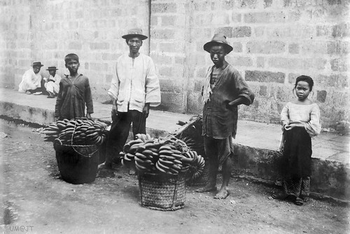 Filipino banana merchants, Philippines, 1900-1902